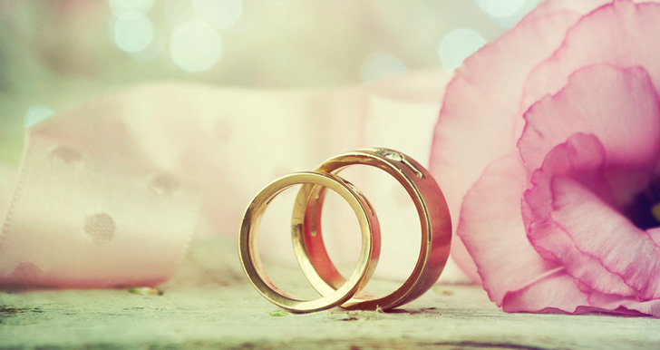 Wedding rings and roses