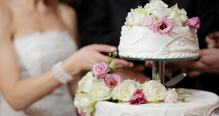 Cutting wedding cake